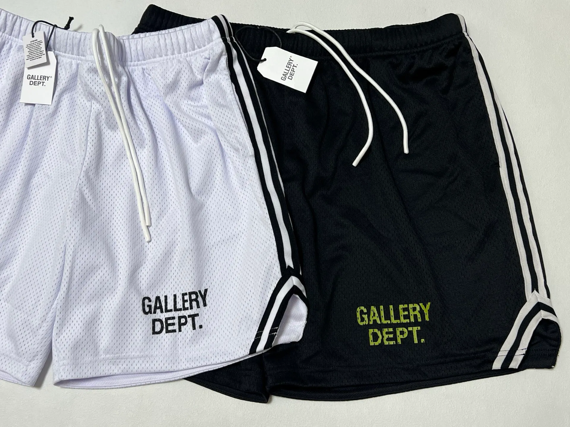 GALLERY DEPT. VENICE COURT SHORTS English mesh shorts Logo webbing wide-leg basketball shorts Black and white S-XL Original molding Loose wide-leg version American boys' first choice Breathable mesh fabric Superimposed soft material inside Comfortable and easy to match Custom-woven original consistent webbing/main mark/component wash mark Details are enlarged to follow